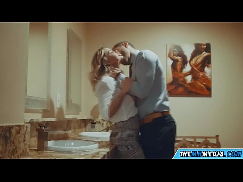 ❤️ جب ایک خوبصورت سنہرے بالوں والی آپ کو عوامی بیت الخلاء میں مائل کرتا ہے۔ ❤  پر ur.pornohdmega.ru ❤